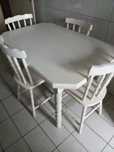 Mesa com 4 cardeiras