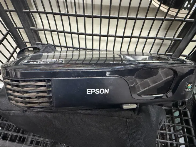 Projetor Epson PowerLite S12+ H430A com defeito + bolsa e controle