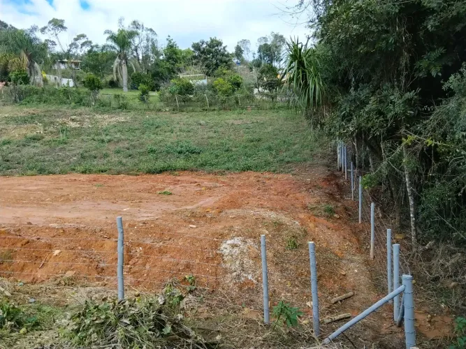 Vendo um excelente terreno a 5 minutos do centro de almirante Tamandaré .