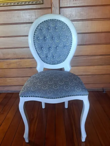 Cadeira decorativa em madeira vintage