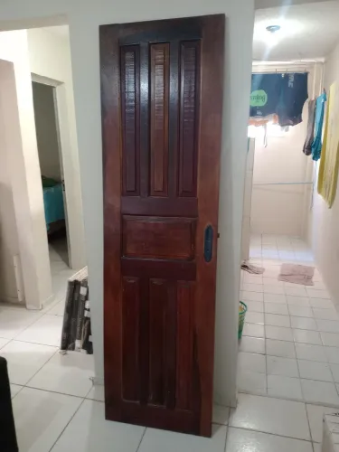 Porta de madeira para banheiro