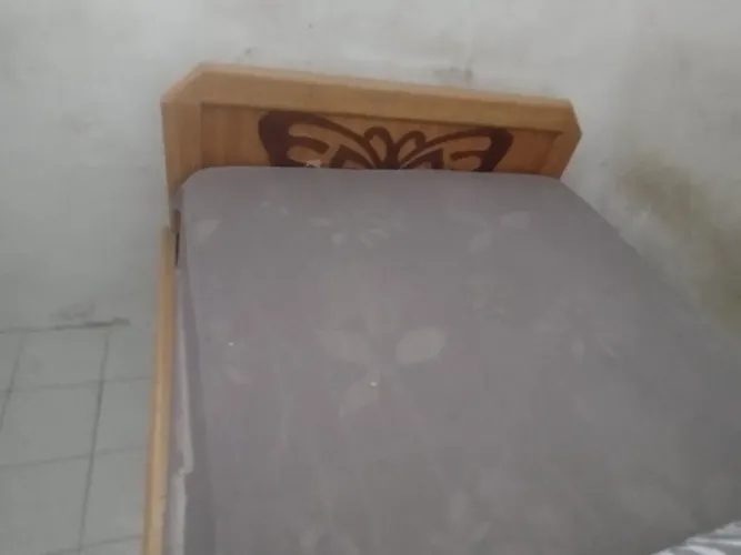 Vendo cama de solteiro sem colchão