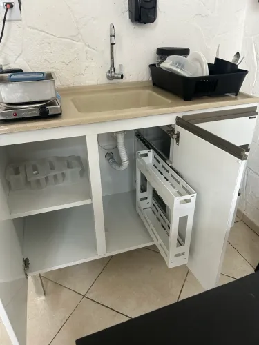 Gabinete com pia em metal branco