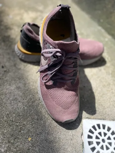 o Nike Epic React Flyknit (na coloração Thunder Grey / Deep Purple Ash