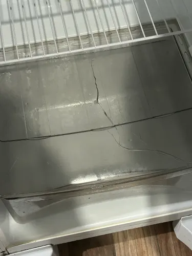 Geladeira usada gela bem
