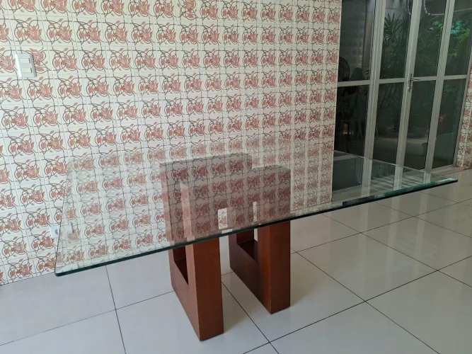 Mesa com tampo de vidro