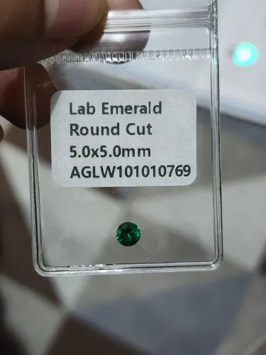 esmeralda de laboratório 0.65ct