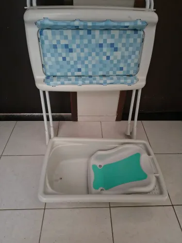 Banheira com suporte e trocador