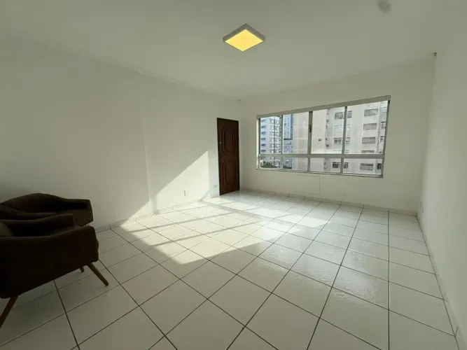Apartamento para locação a apenas 1 quadra da praia, no bairro da Pompéia, em Santos/SP.
