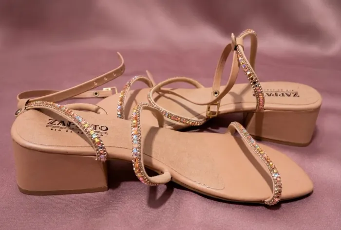 Uma sandália da zapato