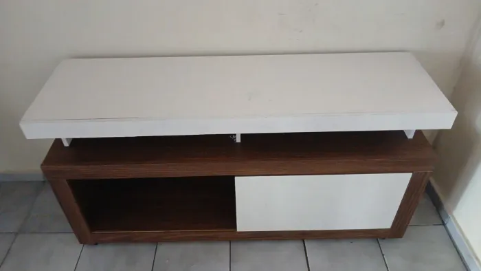 Um conjunto de sofá 2 e 3 lugares,um conjunto de cadeiras q ,pode molhar e levar soll