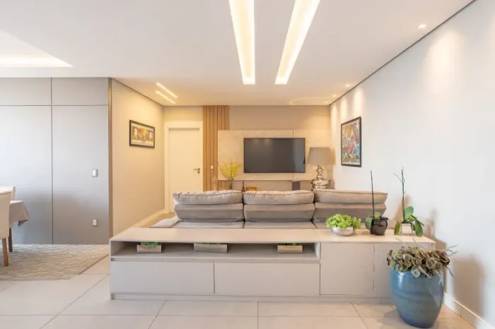 Apartamento à Venda, Andar Alto, Face Norte, Semi Mobiliado, Ed. Brickell