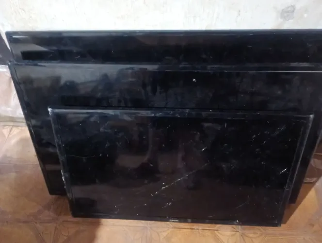 Três TV Smart com tela quebrada