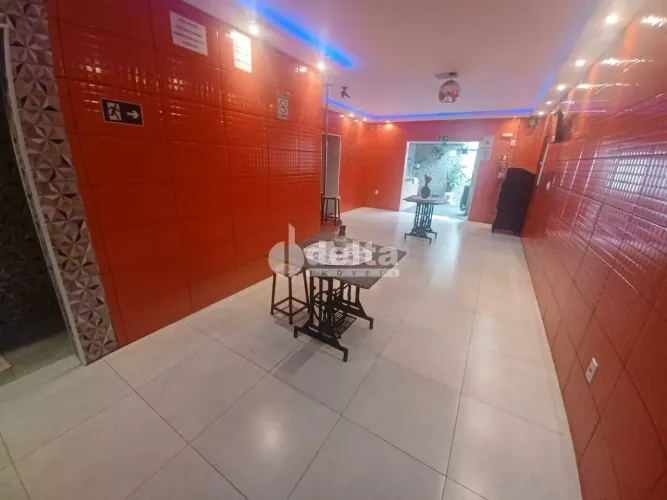 Casa comercial disponível para locação no bairro Santa Rosa em Uberlândia-MG