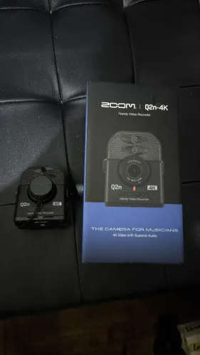 Câmera com microfone estéreo Zoom Q2n-4K para músicos. Som de primeira linha. Na caixa.