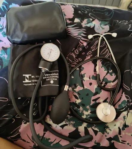 Kit estetoscópio e esfigmomanômetro premium