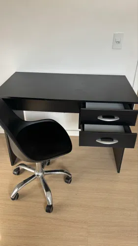 Mesa e cadeira de escritório