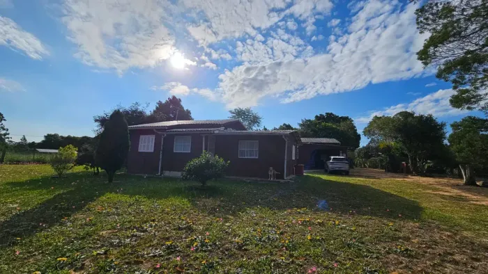 Velleda oferece lindíssimo sítio de 1.1 hectare com casa, pomar e galpão em Águas Claras!