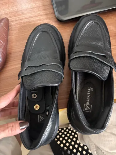 MOCASSIM FEMININO TRATORADO COURO PRETO COM 3 FIVELAS REMOVÍVEIS