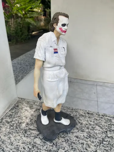 Estátua do Coringa - Uniforme de Enfermeiro