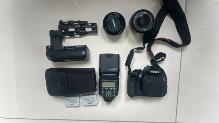 Canon T5i + Grip + 2 Baterias + Case + Lente 18-55 + Lente 50mm + Flash