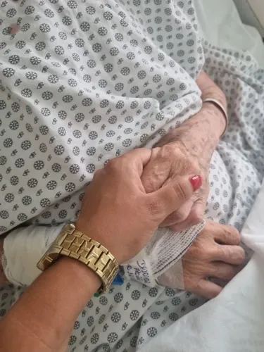 ACOMPANHANTE HOSPITALAR / CUIDADORA DE IDOSOS - PLANTÕES