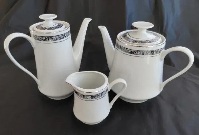Conjunto de chá e café em porcelana branca da marca Schmidt, apresentando um padrão geomét