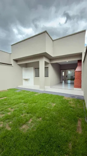 Casa com 2 quartos no Parque Montreal com quintal amplo