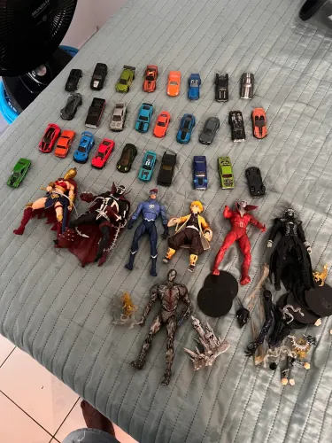 Action figure + carrinhos Hot Wheels