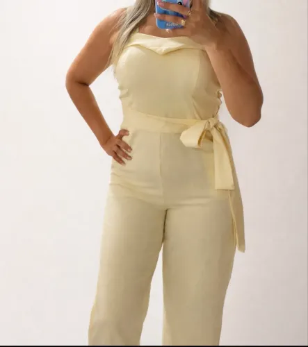 Macacão longo amarelo manteiga, veste até 42.