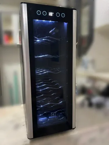VENDO ADEGA 12 GARRAFAS, FUNCIONANDO PERFEITAMENTE