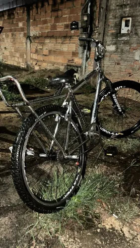 Vendo Bicicleta aro 26,Quadro de alumínio,Cromada sem detalhes so pegar e andar ! 