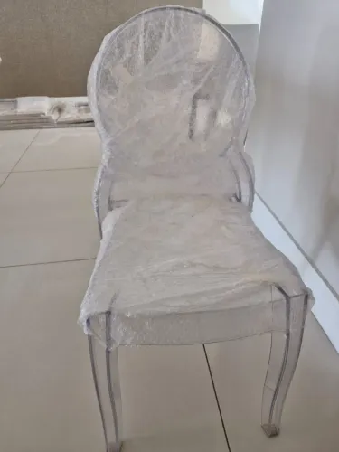 Cadeira em acrílico 