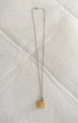Vende-se Correntinha foliado de Prata com pingente de pedra natural Citrino.