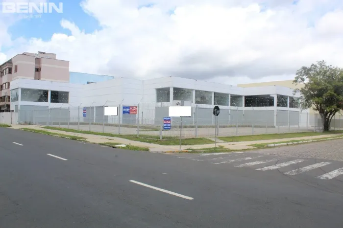 BENIN ALUGA uma loja com 30m² com banheiro social, pé direito de 5,5m, com a possibilidade
