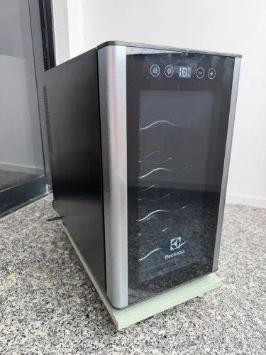 Adega Electrolux 8 Garrafas - Preta c/ Acabamento Alumínio (Bivolt)