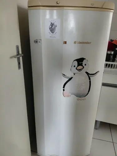 Geladeira Electrolux 240L