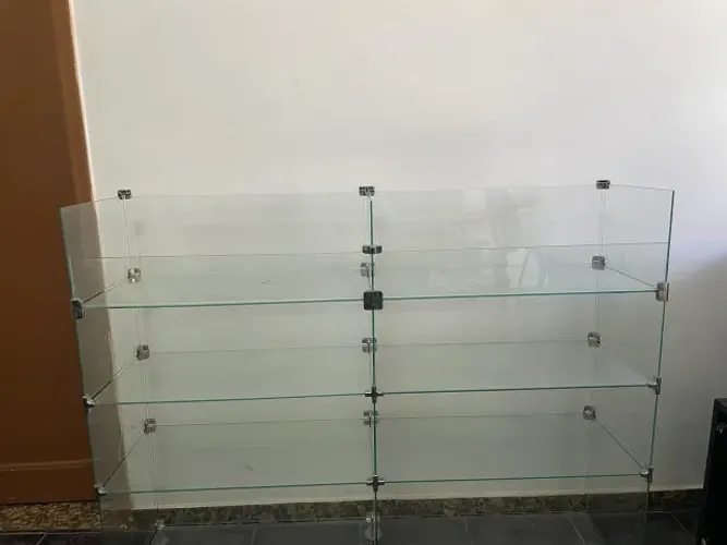 Balcão de vidro modulado para loja com 08 subdivisões. 