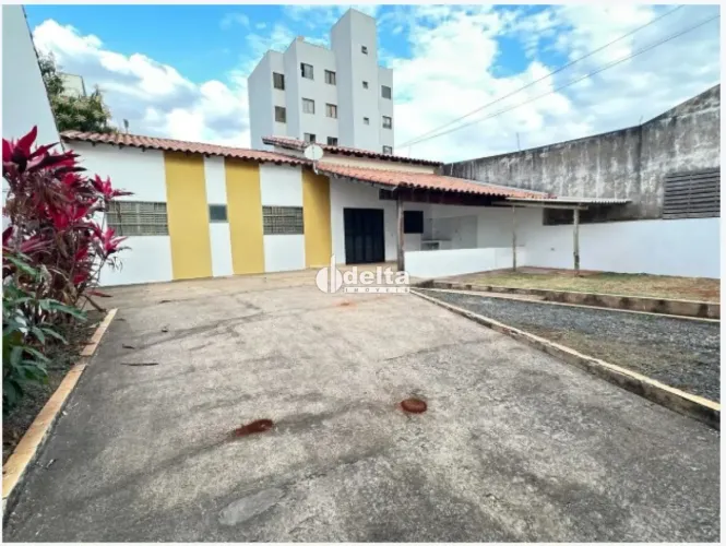 Casa residencial disponível para locação no bairro Morada da Colina em Uberlândia-MG.