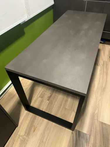 Mesa estilo industrial em ótimo estado