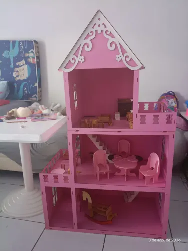 Casinha, casa infantil quase 1metro e meio de altura com móveis