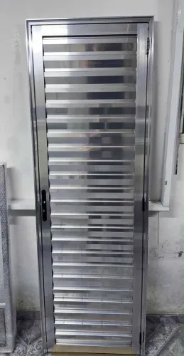 PORTA DE ALUMÍNIO PALHETA - PRETA E BRANCA