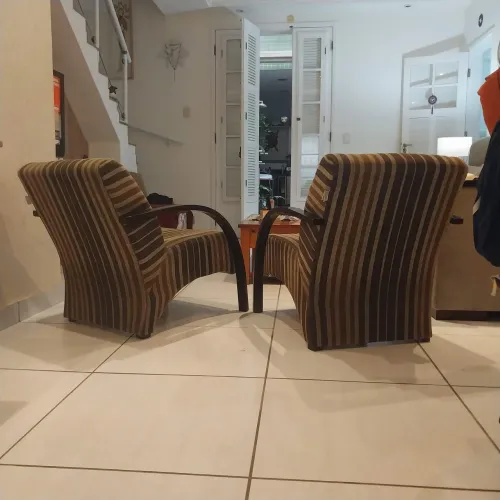 Poltronas com braços de madeira