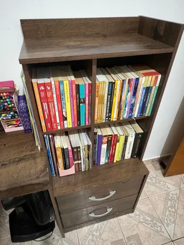 Escrivaninha em MDF com Estante e 2 Gavetas - Excelente Estado