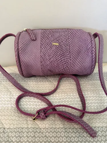 Bolsa lateral Couro Via Mia Lilás 