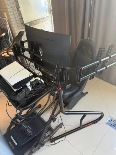 Simulador Logitech G29 com suporte e acessórios (não inclui monitor e PS5)
