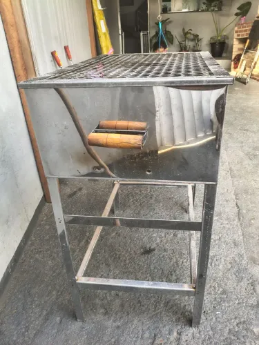 Churrasqueira inox usada apenas uma vez.