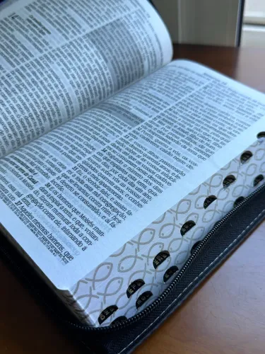 A Bíblia Sagrada Letra Hipergigante Com Harpa Revisada e Corrigida