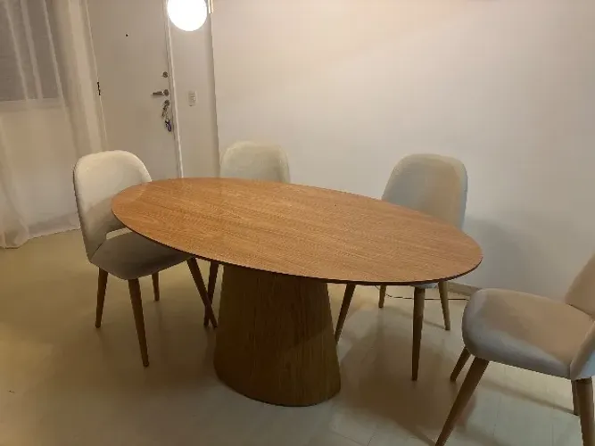 Mesa de jantar em madeira