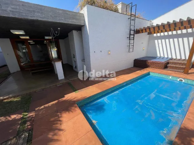 Casa em condomínio com 3 suítes disponível para locação e venda no bairro Bosque dos Burit